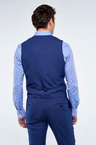 Blauw gilet met krijtstreep van Le Fabuleux Marcel de Bruxelles, achterkant met verstelbare gesp, gedragen over een lichtblauw overhemd en bijpassende broek.