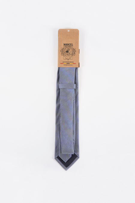 Daim bleu de Le Fabuleux Marcel de Bruxelles, avec un motif géométrique subtil sur un fond blanc.