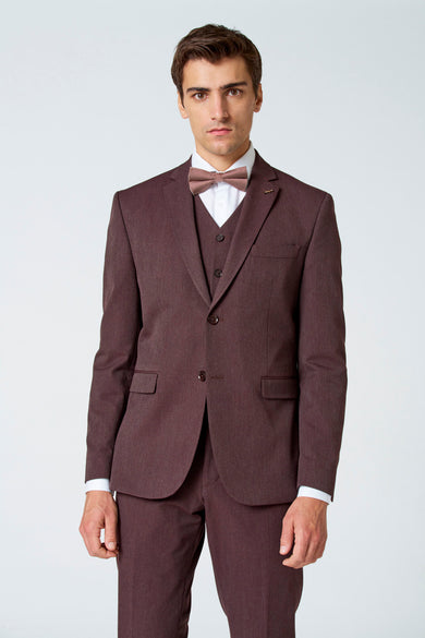 Blazer marron de Le Fabuleux Marcel de Bruxelles, vu de derrière avec un pantalon coordonné et une chemise blanche.
