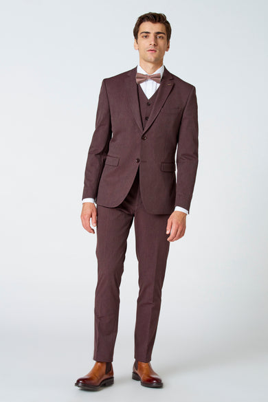 Blazer marron de Le Fabuleux Marcel de Bruxelles, porté avec un col roulé rayé, une chemise blanche et des chaussures marrons.