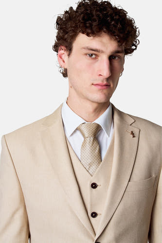 Blazer beige de Le Fabuleux Marcel de Bruxelles, avec un veston coordonné, une cravate à motif et des revers.