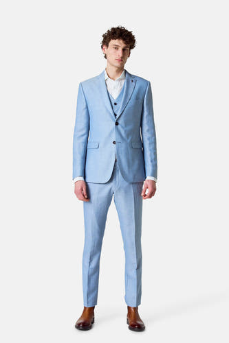 Blazer bleu de Le Fabuleux Marcel de Bruxelles, avec un veston coordonné et des chaussures marrons.