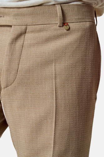 Pantalon de costume beige Le Fabuleux Marcel de Bruxelles, avec un motif rayé subtil et un détail décoratif à la ceinture.