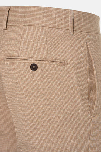 Pantalon de costume beige Le Le Fabux Marcel de Bruxelles, avec une fine rayure en craie et un bouton sur la poche arrière.