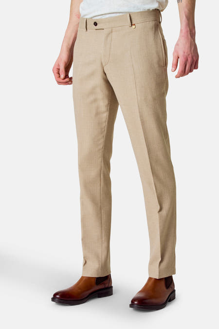 Pantalon beige Le Fabuleux Marcel de Bruxelles, avec une subtile texture et des chaussures en cuir marron.
