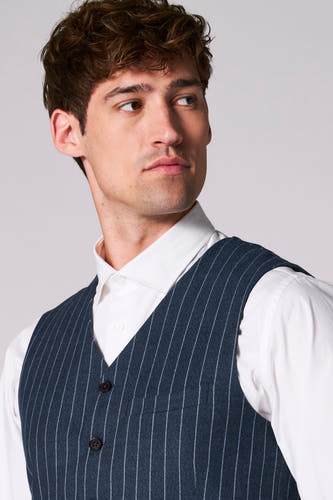 Gilet bleu de Le Fabuleux Marcel de Bruxelles, avec une ligne de craie et une fermeture à boutons.