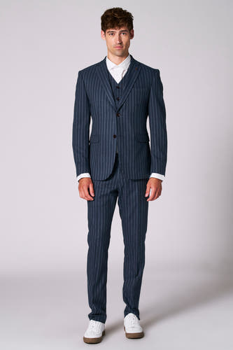 Pantalon de costume bleu Le Le Fabuleux Marcel de Bruxelles, avec une ligne de crayon et combiné à un costume et des baskets blanches.