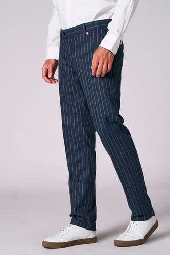 Pantalon de costume bleu Le Le Fabuxux Marcel de Bruxelles, avec une rayure blanche, associé à un chemisier blanc et des baskets blanches.