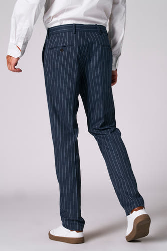 Pantalon de costume bleu Le Le Fabuxux Marcel de Br,, avec des rayes et une pochecherière, associé à un chemisier blanc et à des baskets blanches.