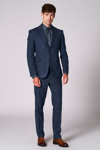 Pantalon de costume bleu Le Le Fabuleux Marcel de Bruxelles, combiné avec une chemise à carreaux et des chaussures marrons.