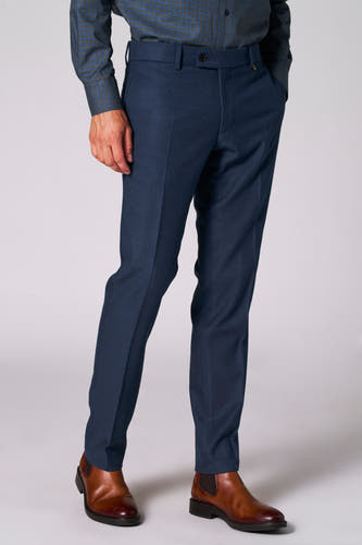 Pantalon de costume bleu Le Le Fabuxux Marcel de Bruxelles, avec un design simple et des chaussures en cuir marron.