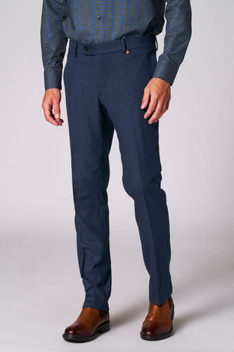 Pantalon de costume bleu Le Le Fabuleux Marcel de Brux,, une une texture subtile et des chaussures en cuir marron.