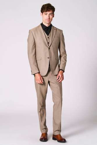 Pantalon de costume beige Le Fabuleux Marcel de Bruxelles, associé à une chemise noire et un veston coordonné.