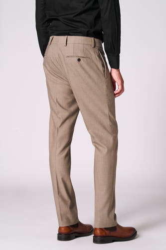 Pantalon de costume beige Le Fabuleux Marcel de Bruxelles, avec poche arrière et chaussures en cuir marron.