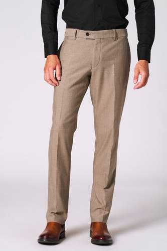 Pantalon de costume beige Le Fabuleux Marcel de Bruxelles, avec une subtile texture et un classique coupe, porté avec un chemise noire et des chaussures marron.