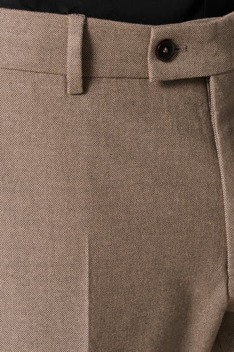 Pantalon de costume beige Le Fabuleux Marcel de Bruxelles, avec une subtile texture diagonale et un détail de nœud à la ceinture.