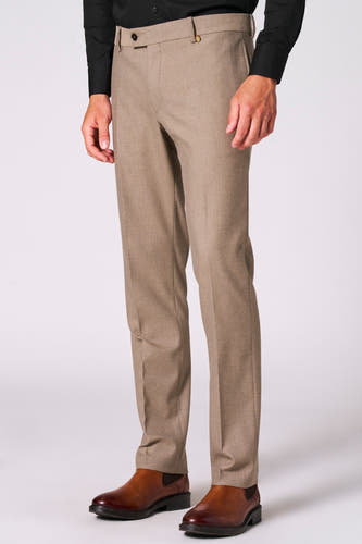 Pantalon beige Le Fabuleux Marcel de Bruxelles, en tissu lisse et des chaussures en cuir marron.