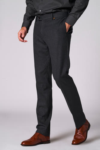 Pantalon de costume gris anthracite de Le Fabuleux Marcel de Bruxelles, avec un motif tissé subtil et des chaussures en cuir marron.