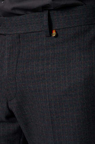 Pantalon de costume brun du Le Fabuleux Marcel de Bruxelles, avec une subtile rayure et un bouton décoratif.