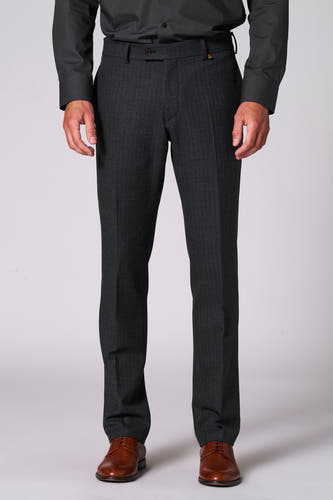 Pantalon de costume brun de Le Fabuleux Marcel de Bruxelles, avec un motif de carreaux subtil et associé à des chaussures brunes et une chemise noire.