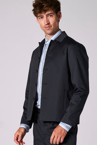 Blazer bleu de Le Fabuleux Marcel de Bruxelles, porté sur un chemisier rayé.