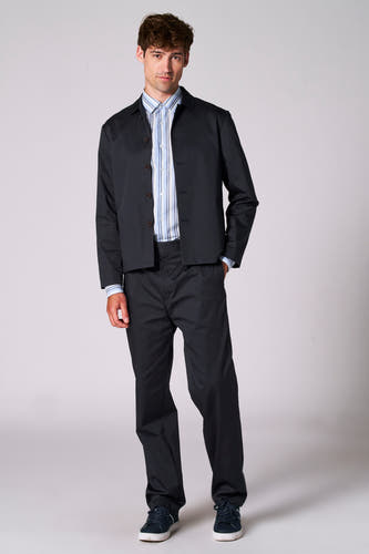 Pantalon de costume bleu Le Le Fabuxux Marcel de Bruxelles, combiné avec une chemise rayée et un blazer bleu marine à boutons.