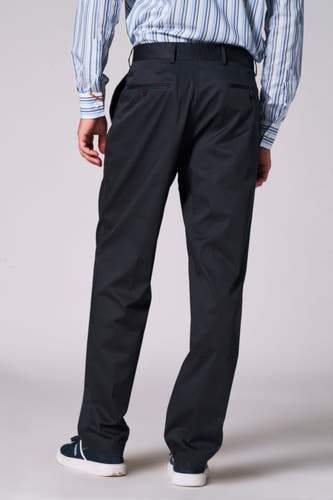 Pantalon de costume bleu Le Le Fabuleux Marcel de Bruxelles, vu vu de derrière, associé à une chemise rayée.