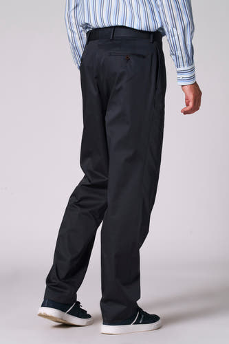 Pantalon de costume bleu Le Le Fabuxux Marcel de Bruxelles, avec détail de bouton sur la poche arrière et associé à un chemisier rayé et des baskets.