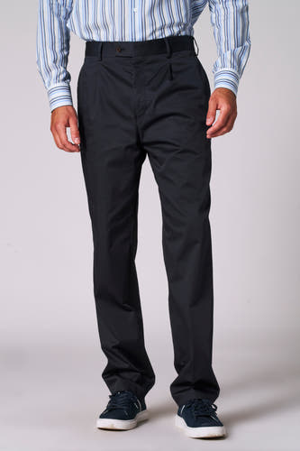 Pantalon de costume bleu Le Le Fabuxux Marcel de Bruxelles, avec des plis, associé à une chemise rayée et des chaussures bleues.