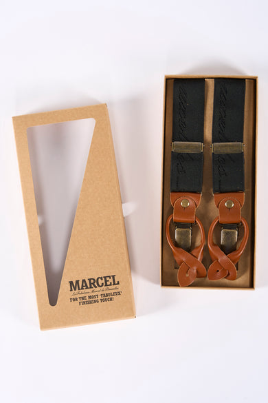 Ceinture noire de Le Fabuleux Marcel de Bruxelles, avec des accents en cuir brun dans une boîte en carton.