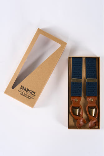 Ceinture bleue de Le Fabuleux Marcel de Bruxelles, dans une boîte en carton.
