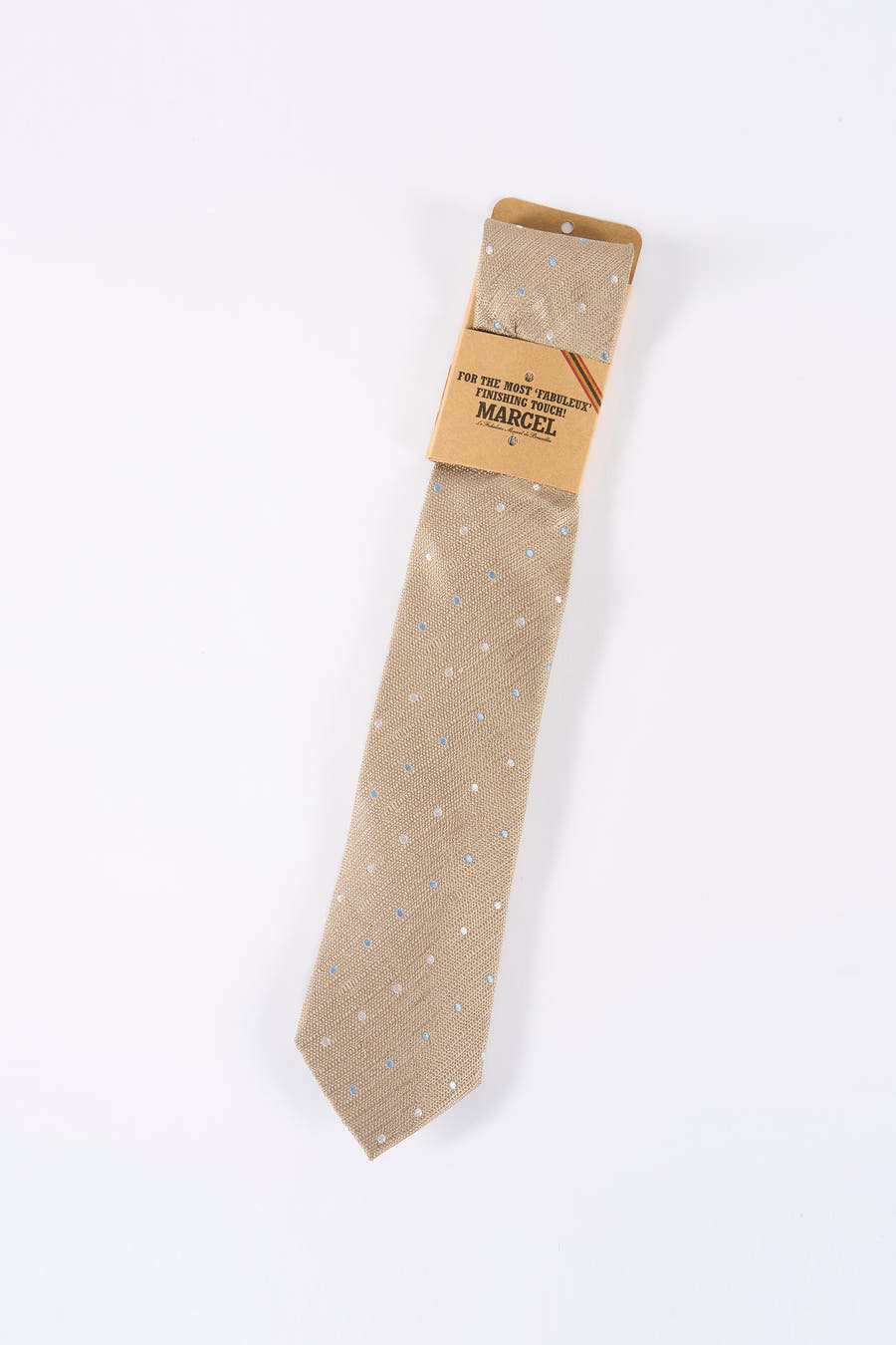 Daim gris du Le Fabuleux Marcel de Bruxelles, avec un motif à points en bleu clair et blanc.