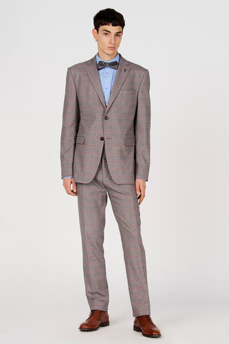 Blazer marron de Le Fabuleux Marcel de Bruxelles, à motif à carreaux, porté avec une chemise bleue et un nœud papillon.