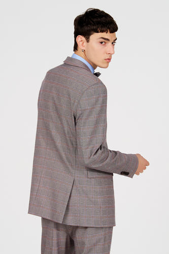Bruine blazer van Le Fabuleux Marcel de Bruxelles met ruitpatroon, gedragen met een blauw overhemd en vlinderdas.