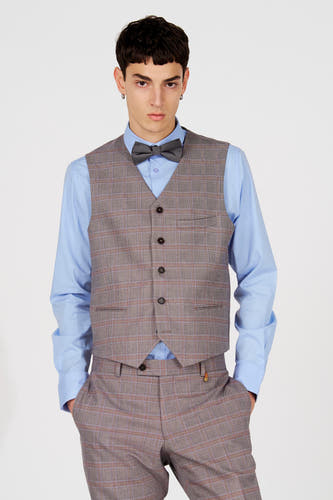 Gilet marron de Le Fabuleux Marcel de Bruxelles, à motif à carreaux, porté sur une chemise bleue avec une cravate noire.