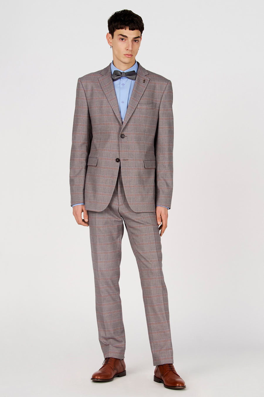 Pantalon de costume marron de Le Fabuleux Marcel de Bruxelles, avec un motif à carreaux, assorti à des chaussures marron.