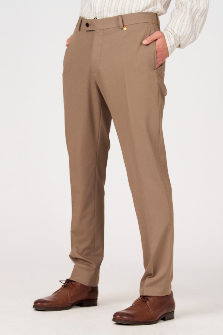 Pantalon de costume marron de Le Fabuleux Marcel de Bruxelles, vu de dos, avec poches et passants de ceinture, combiné avec une chemise rayée.