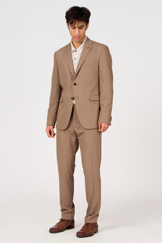 Pantalon de costume marron de Le Fabuleux Marcel de Bruxelles, avec un motif uni et des chaussures en cuir marron.