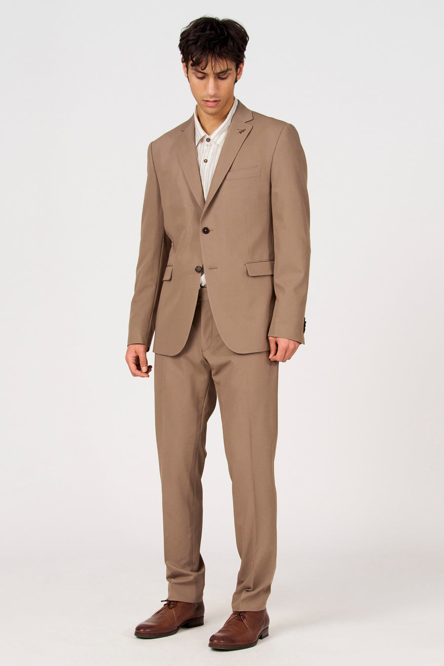 Pantalon de costume marron de Le Fabuleux Marcel de Bruxelles, avec un motif uni et des chaussures en cuir marron.