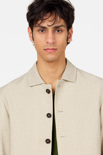 Blazer beige de Le Fabuleux Marcel de Bruxelles, avec rayures verticales et boutons marron.