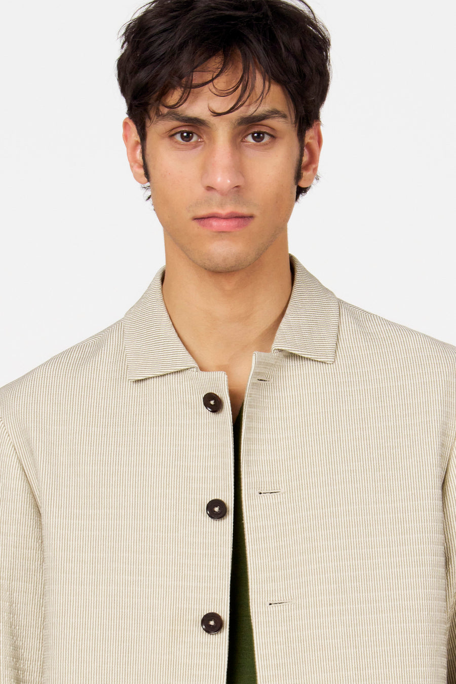 Blazer beige de Le Fabuleux Marcel de Bruxelles, avec rayures verticales et boutons marron.