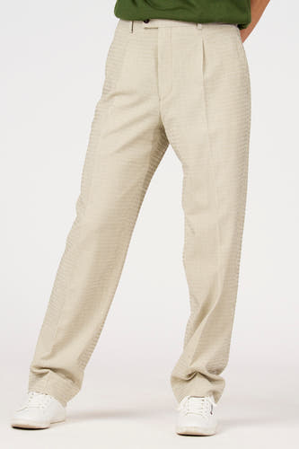 Pantalon de costume beige de Le Fabuleux Marcel de Bruxelles, avec fines rayures craie et poches arrière à bouton.