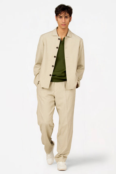 Pantalon de costume beige de Le Fabuleux Marcel de Bruxelles, avec une texture rayée subtile et une coupe décontractée.