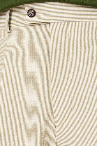 Pantalon de costume beige de Le Fabuleux Marcel de Bruxelles avec un motif rayé et une fermeture à boutons.
