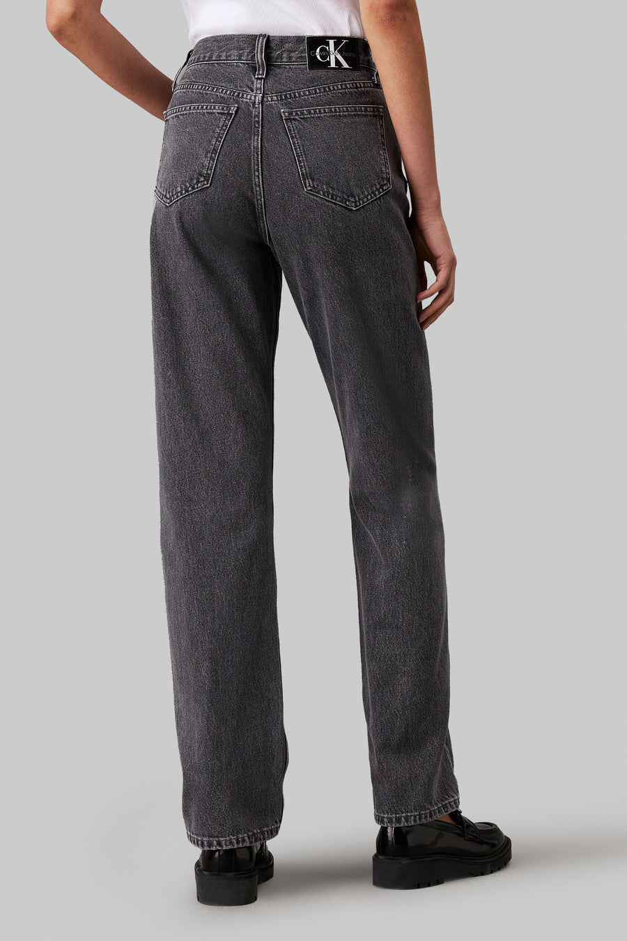 Jean droit gris Calvin Klein Jeans, avec une étiquette logo sur l'arrière de la ceinture.