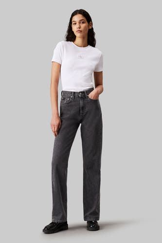 Jean droit de denim gris clair de Calvin Klein, porté avec un T-shirt blanc à logo et des chaussures noires.