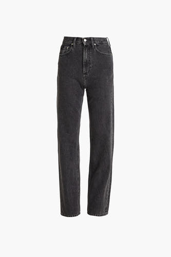 Jean droit gris Calvin Klein, avec un effet stonewash et une texture denim classique.