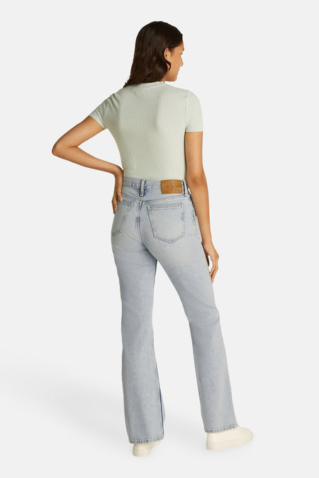 Jean bootcut en denim bleu clair de Calvin Klein, avec des jambes qui s'élargissent et des poches arrière.