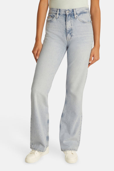 Jean bootcut en denim bleu clair de Calvin Klein, avec un style cinq poches classique et une légère usure.