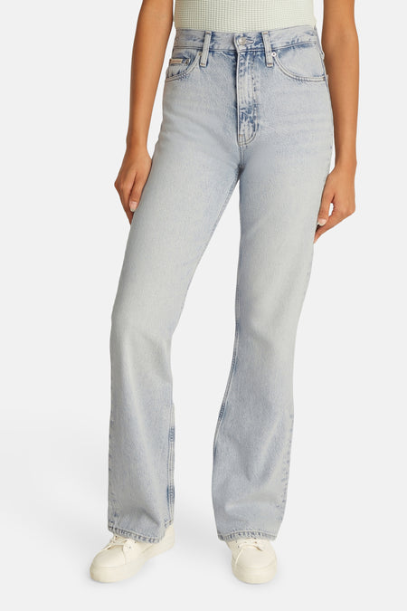 Jean bootcut en denim bleu clair de Calvin Klein, avec un style cinq poches classique et une légère usure.